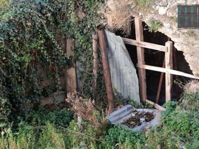 L'ingresso della seconda grotta bloccato dalle assi di legno e da una lamiera di ferro